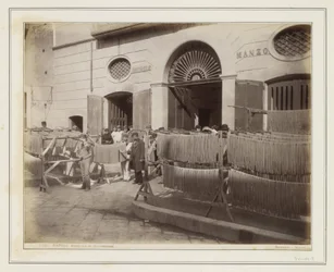 Scène de rue à Naples avec la boutique du fabricant de pâtes Michele Manzo et des séchoirs à pâtes