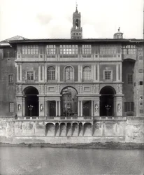 Façade de la Galerie des Offices sur le Lungarno Torrigiani