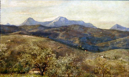 Paysage printanier avec vue lointaine de Monte Catria : tôt le matin