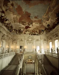 Vue du grand escalier et du plafond décoré par Giovanni Battista (Giambattista) Tiepolo (1696-1770), représentant l