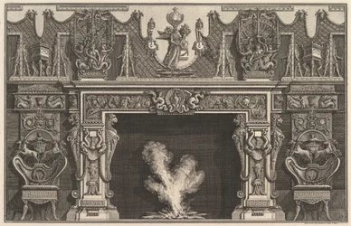 Oiseau dans une coquille au centre du linteau, avec une frise de trophées, surmontée d