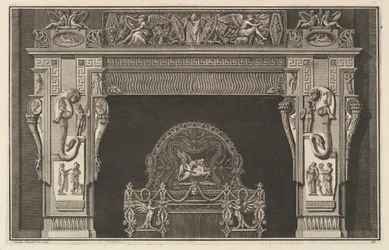 Cheminée: Frise de trophées et Victoires ailées sur le linteau, avec des cornes d