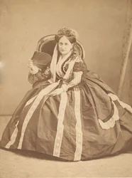 [La Comtesse assise avec un éventail]