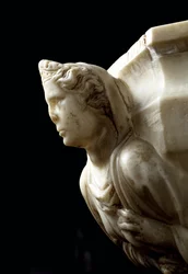 Bénitier à la colonne décorée des trois vertus théologales et une cuve décorée des bustes des quatre vertus cardinales - détail (Bénitier en marbre avec colonne avec les trois vertus théologales et cuve avec les quatre vertus cardinales) Sculpture par