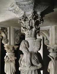 Détail des groupes sculptés soutenant la chaire réalisée par Giovanni Pisano : les Vertus théologales (détail)