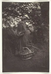 Femme debout avec un panier sur le sol