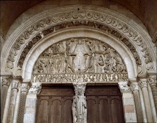 Art roman : tympan sculpté représentant le Jugement dernier. Sculpture du maître Gislebertus (ca. 1130-1140). Cathédrale Saint-Lazare (Saint-Lazare)
