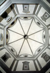 Vue de la sacristie octogonale construite sur un projet de Giuliano da Sangallo