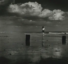 Enfant jouant avec les vagues à la plage