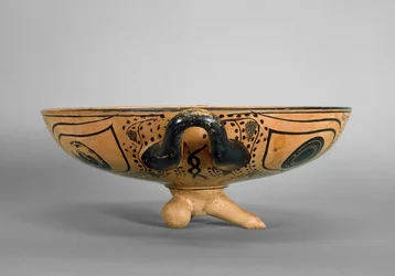 Coupe à figures noires attiques décorée d