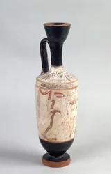 Lekythos attique à fond blanc représentant une jeune fille présentant une offrande funéraire, vers 420 av. J.-C.
