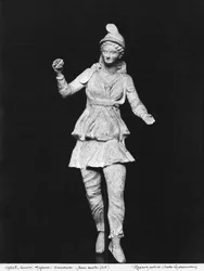 Attis dansant, période hellénistique, seconde moitié du 2ème siècle avant J.-C., de Myrina (terre cuite)