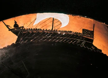 Coupe antique à figures noires avec la représentation d