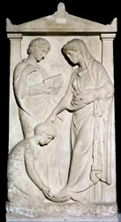 Art grec : « Une servante aide sa maîtresse à retirer sa sandale ». Relief en marbre du IVe siècle av. J.-C. Athènes, Musée national archéologique