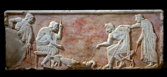 Art grec : base de kouros représentant deux jeunes gens taquinant un chien et un chat - Relief en marbre, 510-500 av. J.-C. - Athènes, musée archéologique - Deux jeunes hommes jouant avec un chien et un chat - Relief en marbre blanc (base d’une statue de
