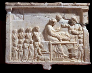 Art grec : relief représentant une scène de banquet