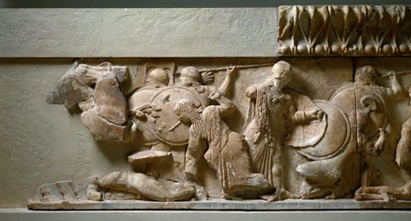 Art grec, ionique : frise nord du Trésor de Siphnos : scène de gigantomachie, Apollon et Artémis combattant un géant