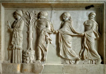 Art grec : bas-relief représentant trois nymphes suivant une jeune femme. IIe siècle av. J.-C. Athènes, musée du Pirée