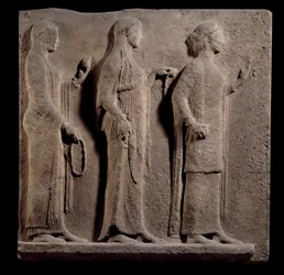 Art grec : plaque du passage des Théores : face représentant les grâces. Bas-relief en marbre de l