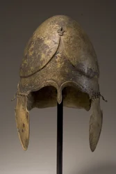 Casque avec applique phallique, Chalcidien, 5e-4e siècle av. J.-C.