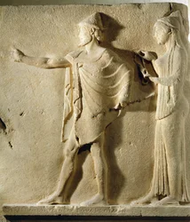 Hermès agoraios et une Charité, relief du Passage des Théores, de Thasos, vers 470 av. J.-C.