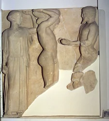 Métope X du temple de Zeus représentant Hercule recevant les pommes d