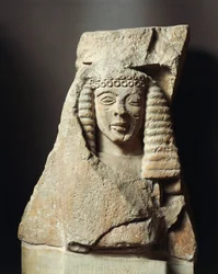 Fragment de métope avec figure féminine, de Mycènes, Grèce, 7ème siècle av. J.-C. (calcaire)