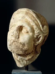 Tête de guerrier de Scopas (340-420 av. J.-C.) provenant de la façade du temple d