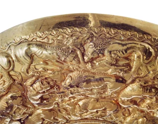 Bol de libation avec décorations en relief en forme de lions et panthères (or)