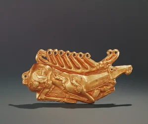 Cerf couché, décoré sur le corps avec des figures de griffon ailé, lièvre, lion, chien et tête de bélier