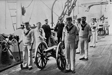 Exercice avec un canon léger à bord du HMS Camperdown, 1895