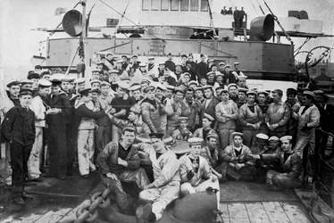 Mécaniciens dans la salle des machines à bord du HMS Majestic, 1896