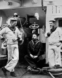 Trois officiers subalternes à bord du croiseur HMS Theseus, 1896