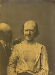 Un visage détendu (gauche) ; Joie ou rire faux (droite)