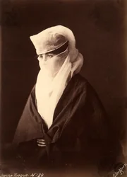 Femme turque avec son visage couvert par un chador