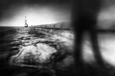 Une silhouette floue sur la jetée