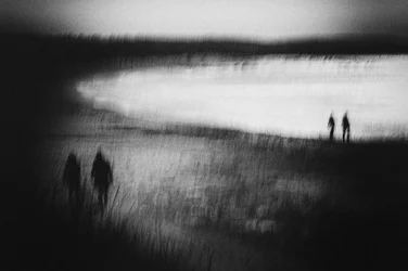 Paysage aux silhouettes floues