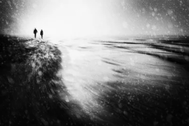 Promeneurs sur la plage enneigée
