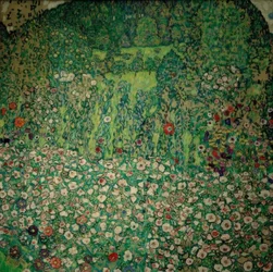 Paysage de jardin avec sommet montagneux