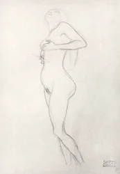 Jeune fille nue debout regardant vers le haut