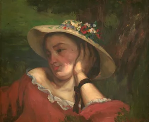 Femme avec des fleurs sur son chapeau
