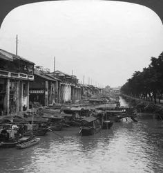 Le canal bondé, depuis le pont anglais, Canton, Chine, 1901