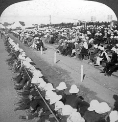 Regarder un match de football entre les régiments Lancashire Fusiliers et Border, Delhi, années 1910