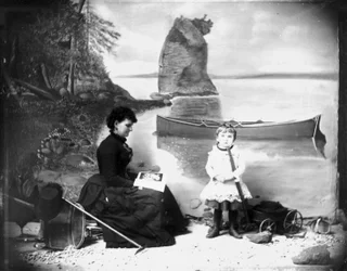 Hannah Maynard et une petite fille avec son chariot, 1884