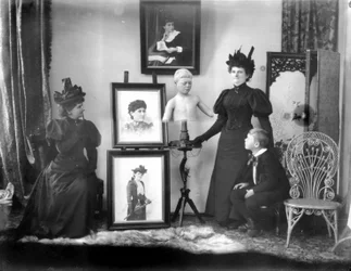 Hannah Maynard et son petit-fils Maynard MacDonald, il est aussi la statue, vers 1895