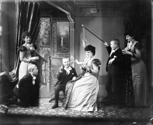 Hannah Maynard et son petit-fils Maynard McDonald dans plusieurs poses dans une photo composite, vers 1895