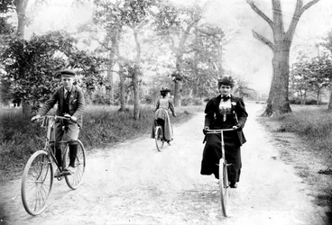 Maynard MacDonald et sa grand-mère, Hannah Maynard, faisant du vélo dans Beacon Hill Park, Victoria, vers 1895