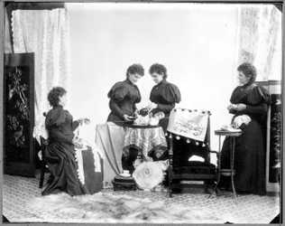 Exposition multiple de Hannah Maynard - deux prenant le thé, une tenant une pelote de coton, une la transformant en boule, vers 1895