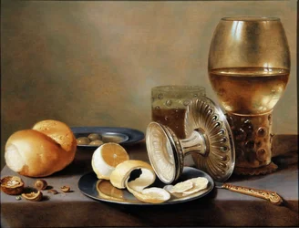 Banketje monochrome avec deux plats en étain, une tazza en argent renversée, un couteau en vermeil, un verre à bière, un verre à vin, un petit pain, des noix, des olives et un demi-citron pelé.