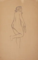 Modèle féminin debout vu de biais par derrière